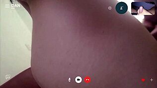 Videollamada súper caliente con la ama de casa sexy Crystal mostrando tetas y culo
