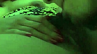 इंडियन हाउसवाइफ अपने नैचुरल कर्व्स को स्पाइसी क्लिप में शेयर करती है