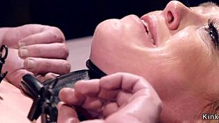 Gebonden milf met grote tieten wordt hard geklemd! 😈