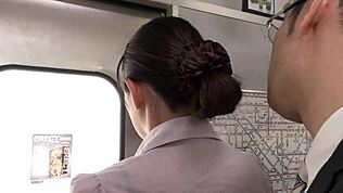 Heftige asiatische Ehefrau wird draußen im Zug begrapscht und gelutscht.