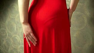 Horká milfka dráždí v těsných šatech s viditelnou čárou kalhotek