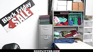 О боже, я поймал тинейджерку Элли Айлиш ворующей... унизил и наказал ее жестко в гараже!