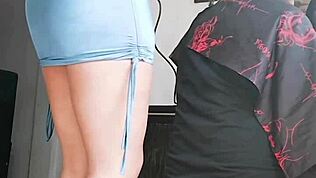 Sexig frisör ger sinnlig klippning och het analaction