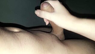 Začel sem se masturbirat, ampak novinka ni vzdržala in je prijetla kurca