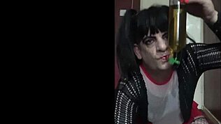 Mark Wright, crossdressing bisexuell sissy gay pojke säger till hataren: Låt mig filma dig pissar i min mun så jag inte behöver göra det själv?