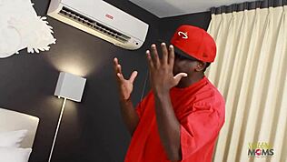 纹身brunette在狂野三人行中被猛干