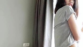 Ladyboy Mungil Banget Naik Kontol Tanpa Kondom Keras!