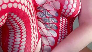 Palcuje swoją owłosioną cipkę do orgazmu