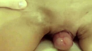 A szoros 18+ punci megszorítja a farkadat, hangos nyögéssel élvezel ki amatőr valóságban.