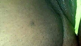 Esmer karım ıslak tıraşlı amını heyecanla parmaklıyor