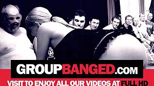 Elinas hunkert weer naar wilde gangbang actie