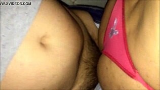 Cdzinha Limasp adja a moziban egy aktív srácnak S Miguel Ptából, másik vörös bugyiban