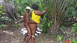 फॉरेस्ट गार्ड बीबीडब्ल्यू देसि आंटी को झाड़ियों में जोर से चोदता है!