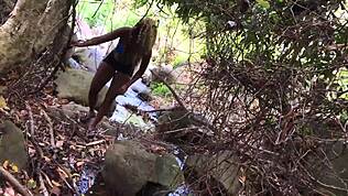 Amatérsky pár sa prechádza po ostrove a hľadá súkromné miesto na orálny sex