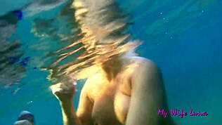 Alter, diese italienische Milf giert am Strand nach Schwanz, bläst und fickt unter Wasser in der Öffentlichkeit!