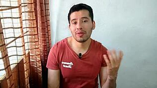 חבר של אחי מוצא אותי עם דילדו ומזיין אותי בפעם הראשונה