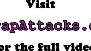 Грудастая домина трахает свою подчиненную страпоном в крупном плане