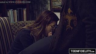 فتاة تينفيديليتي ألاينا داوسون تُحشى على مكتب المعلم