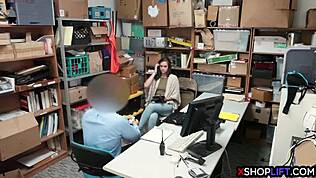 Йо, тийн 18+ крадла и майка й бяха изчукани от охранителя!