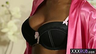 Sexy schwarze Milf Ivy Sherwood kniet für Schwanz vor der Massage