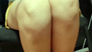 隐藏摄像头迷你裙秘书裙底