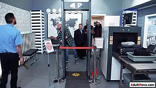 Bruneta sa nechá prehľadať a skupinově vychutná s ochrankou