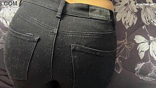 Mertua puas dengan jari besar dalam bontot