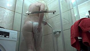 มืฟรูปร่างอวบอาบน้ำหลังคอนเสิร์ตก้นใหญ่โชว์