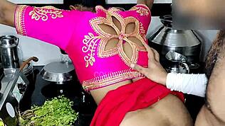 Komal é fodida pelo cunhado na cozinha enquanto a sogra faz compras