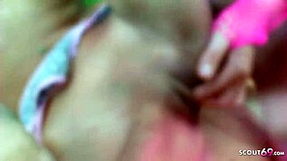 Chudá Indka a blond tínedžerka si užívajú vonkajší lesbický sex