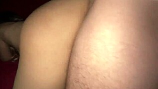 Anak tiri hentam mak tiri dalam pussy ketat dan aksi dubur dalam. Gerudi tanpa henti buat dia tercungap.