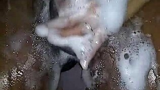 Snek meg inn på badet med kjærestens venn for privat prat, så dusjet sammen