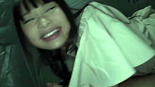 Bellezza giapponese elite schizza selvaggiamente nella tenda