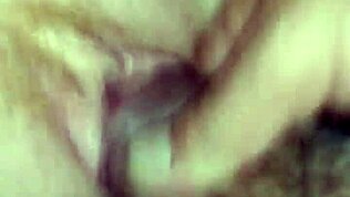 Prvič curi z analnim čepom v bondage igri