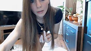 セクシーモデルがパンツ姿でボディ晒し