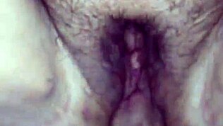 Hé, Látni Akarod, Hogy Ez a Milf Dundi Puncija Keményen Spriccel?