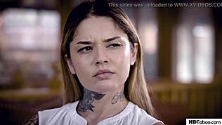 جراح غريب يتجسس على دوني سينس وفانيسا فيجا أثناء نيك قوي بزب أسود كبير