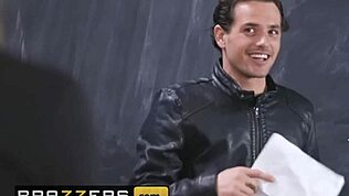 Stor-titted lærer Abigail Mac disciplinerer Tyler Nixon, ups undskyld!