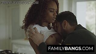 Familybangs com παρουσιάζει την έντονη εμμονή μεταξύ Αμερικανού μπαμπά και μαύρης έφηβης 18+ ετεροθαλούς Scarlit Scandal και Tommy Pistol