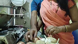 वाह! 18 साल की इंडियन टीन को उसके क्रूर जीजा ने पत्नी के सामने रगड़ दिया!