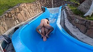  Huh, jäin kiinni uima-altaan liukumäkeen, joten annoin mennä villisti! 😜