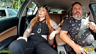 Hej, hočeš jezditi brazilsko rdečolasko Mel Fire? Pridruži se Binho Tedu za divjo javno akcijo