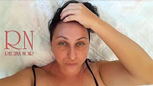 Beyaz çoraplı tatlış yatakta uzanıyor, iç çamaşırıyla gülümseyip kıvrılıyor