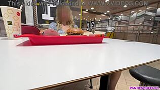 Bože, ukázala som svoju obrovskú piču v verejnej reštaurácii