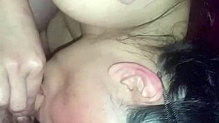 Thai Sonya leckt und massiert Prostata mit Können