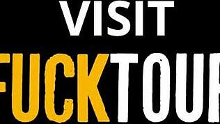 משרתת היפסטרית במלון לוקחת הפסקה למציצה עמוקה על זין ענק של אורח