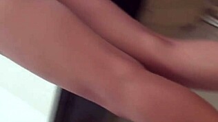 Model asiatic pozează pentru ședință foto îndrăzneață cu fotograf