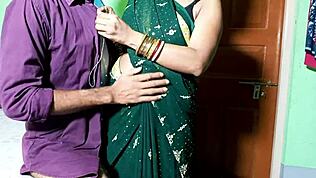 Nećak vara tetku da mu zašije dugme na košulji pre akcije u poziciji psa na hindu audio