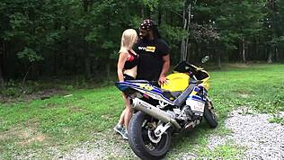 Nadia White leszáll a kerékpárról, hogy leszopja Don vastag farkát egy superhotfilms jelenetben.