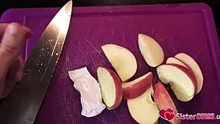 Hej, blond przyrodnia siostra, przyłapałem cię na niegrzeczności w łazience!